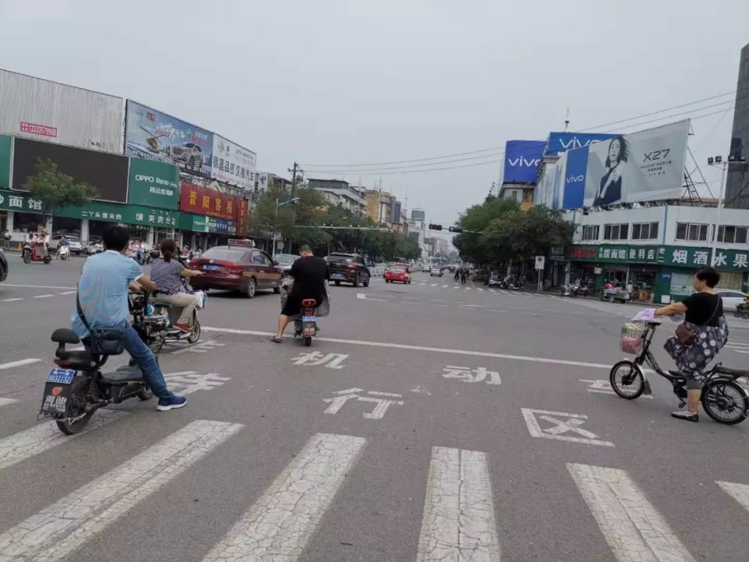 电动车和行人在这个区域内等待实验小学路口太大了,路口划个左转待转