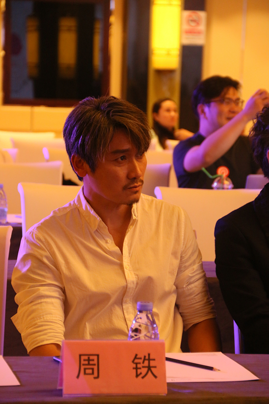 周铁亮相最美的安排开播发布会与范明展开争娃大战