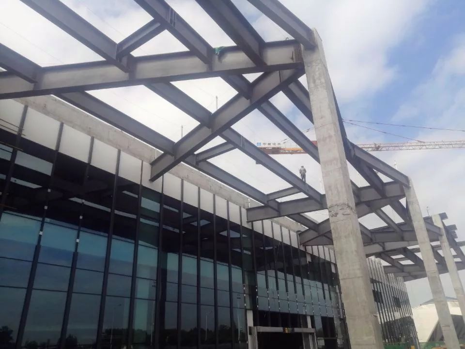 屋面钢结构雨棚加工和吊装难度大衔接精度要求高,技术难度大机电安装