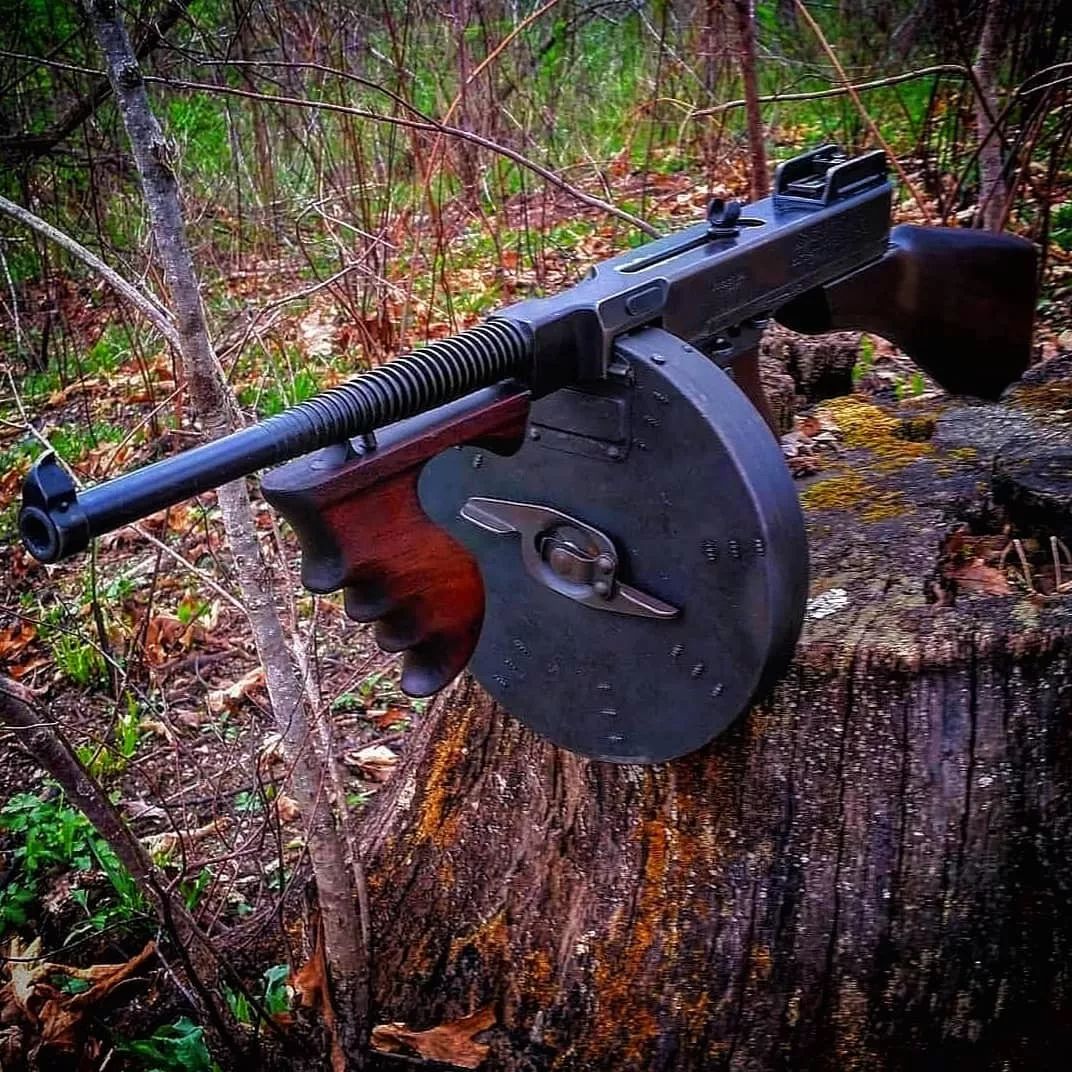 汤普森冲锋枪二战战场和上古黑帮片里的扫敌利器