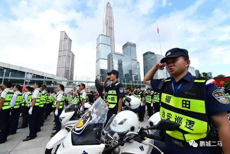 千名义警雨中宣誓上岗