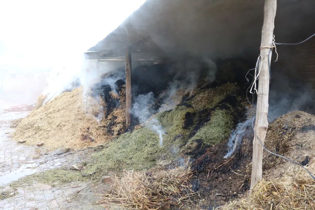 西吉县消防中队接警后迅速出动,赶赴现场.