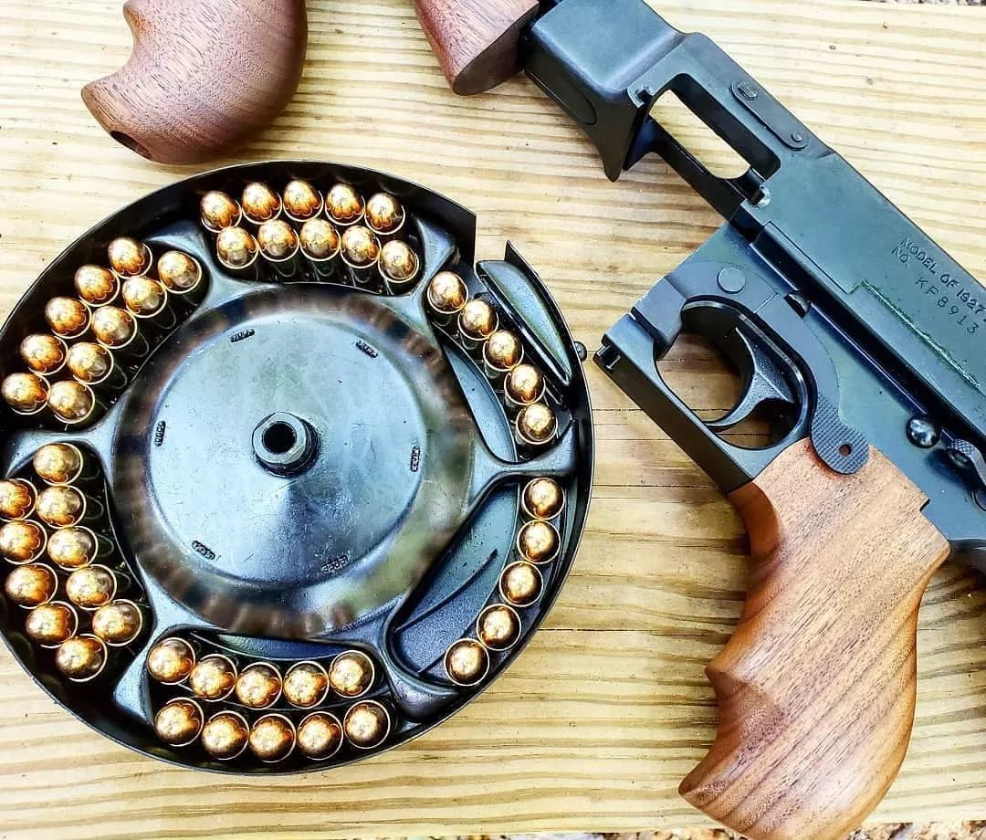 汤普森冲锋枪二战战场和上古黑帮片里的扫敌利器