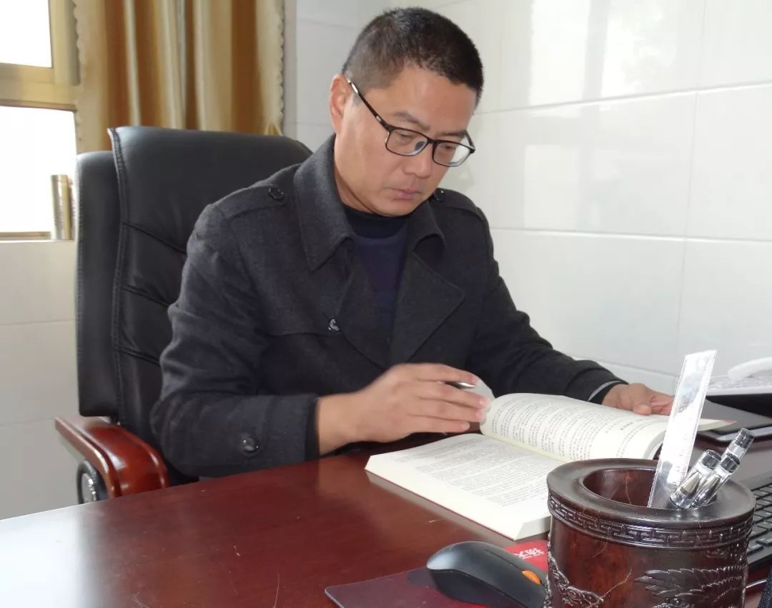 张继溪,45岁,山口镇中心小学校长,用他的青春,热血,智慧为农村教育