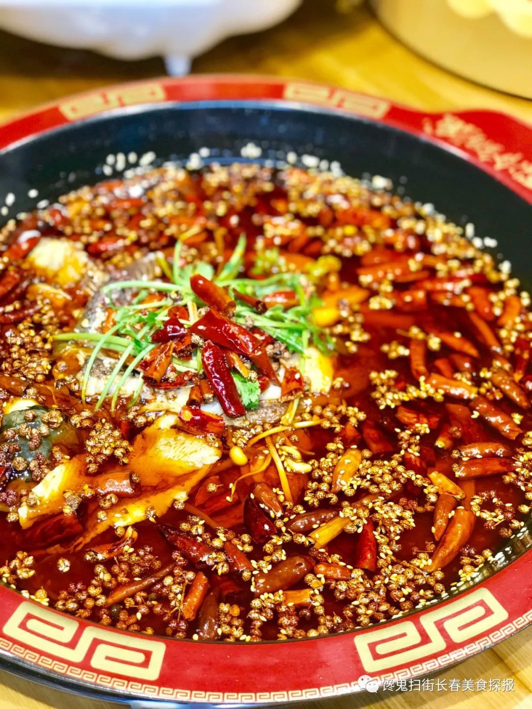 街边竟有一家四川冷锅鱼热做冷吃锅上桌就开搂吃完鱼涮羊肉嘎嘎鲜
