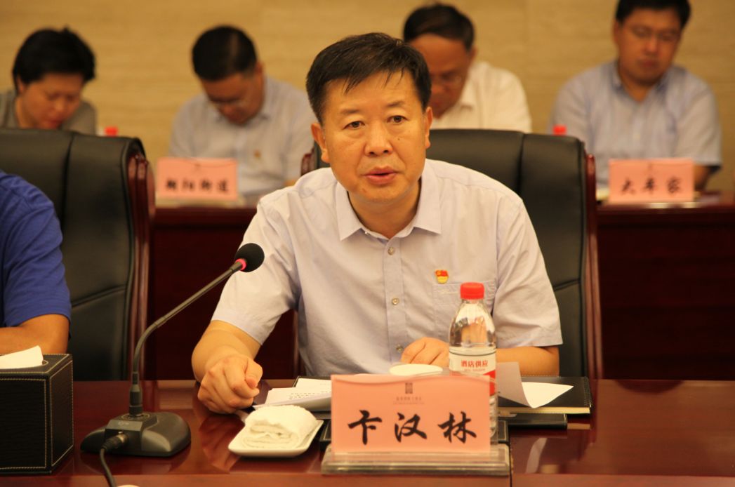 座谈会上,卞汉林汇报了我市工作情况.