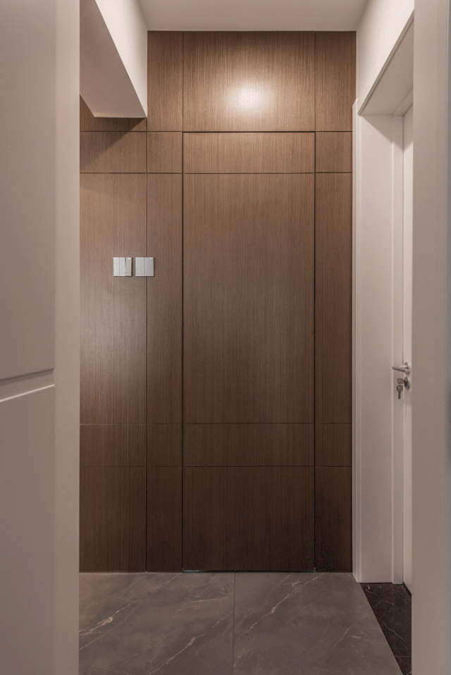 通往私领域的过道隐藏客卫门▲ 次卧,打造榻榻米连接一组墙柜,兼具