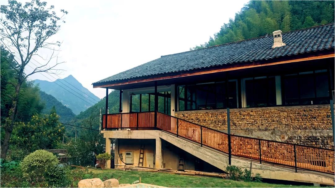 县委书记叶美峰在调研村上酒舍民宿时强调打响慢村生活高端民宿品牌