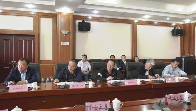 行署副盟长吴潮科在西乌旗召开全盟煤炭资源清理和露天矿用地手续办理