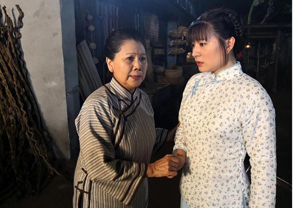 《雷雨》的序幕和尾声是相当重视的:在"序幕"中,曹禺交代了剧情结局