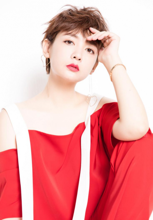 在采访中,小编可以感受到演员崔波与演艺圈的一些演员不同,她不焦虑