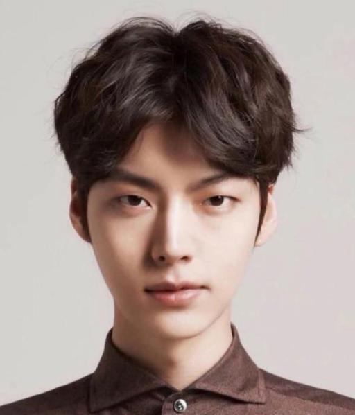 怎么让头发变得蓬松男生 21e2ba7fb8294c2a99b450f989caa941.jpeg