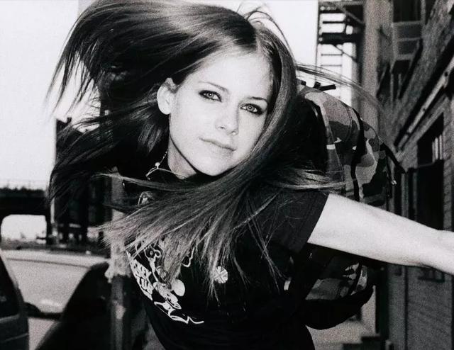 2002年,艾薇儿发行了自己的首张专辑《let go》,在全世界范围内掀起一