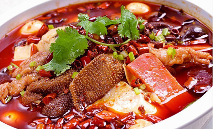 三,毛血旺非常好吃.用筷子夹鱼肉,鱼肉内里鲜嫩,外表香脆.