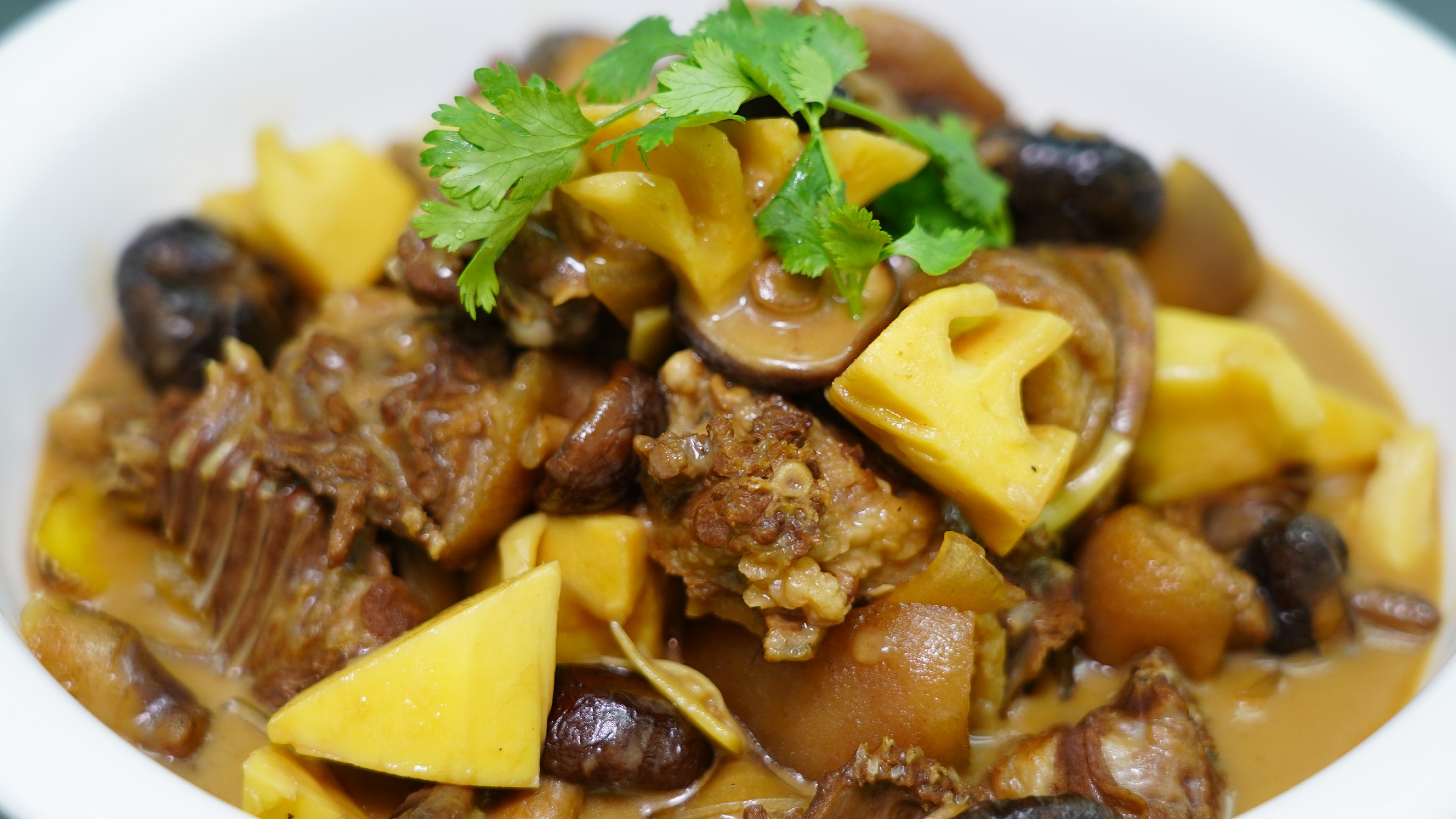 厨师长教你竹笋烧竹鼠的创新做法味道很赞也很漂亮哦