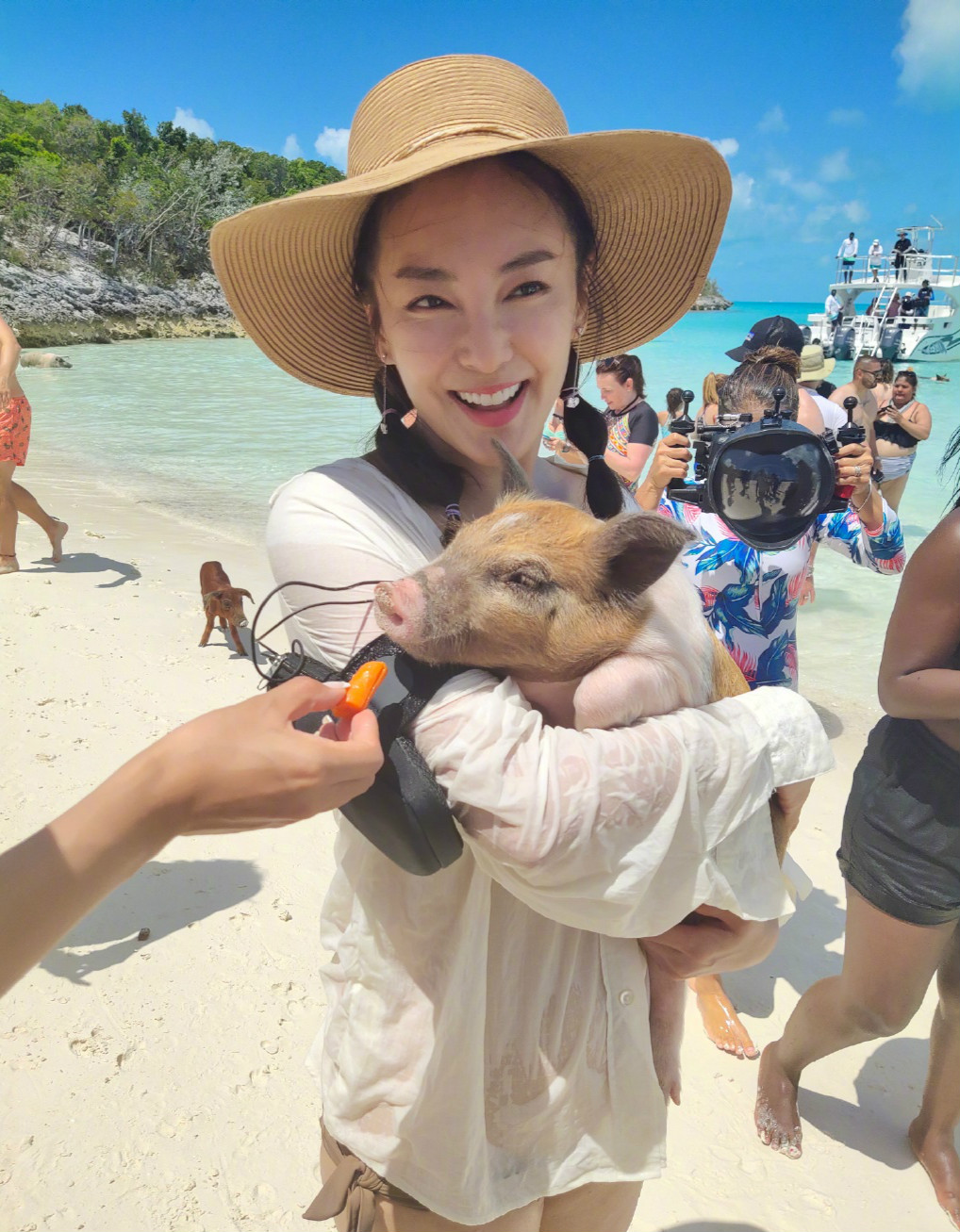 网友攻陷疑袁巴元新女友的微博她和网友的互动真让人看不懂