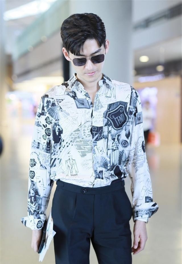 塘主张翰终于高调穿9800衬衫搭大牌凉鞋霸道总裁回归