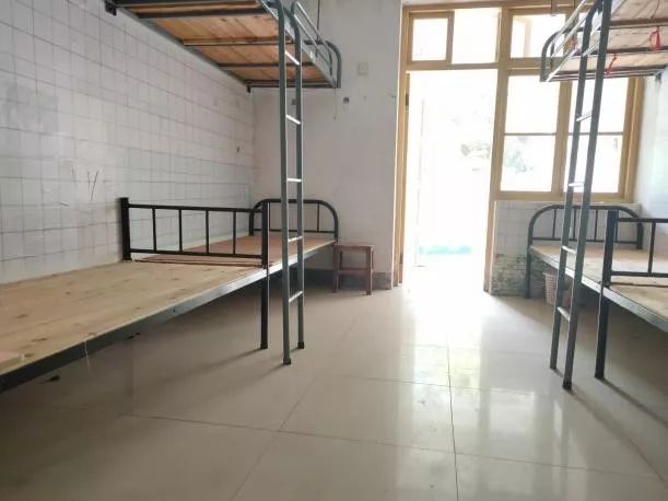16人寝, 有大通铺和三室一厅小套间 (上图为9人寝) 芦淞东校区宿舍分a