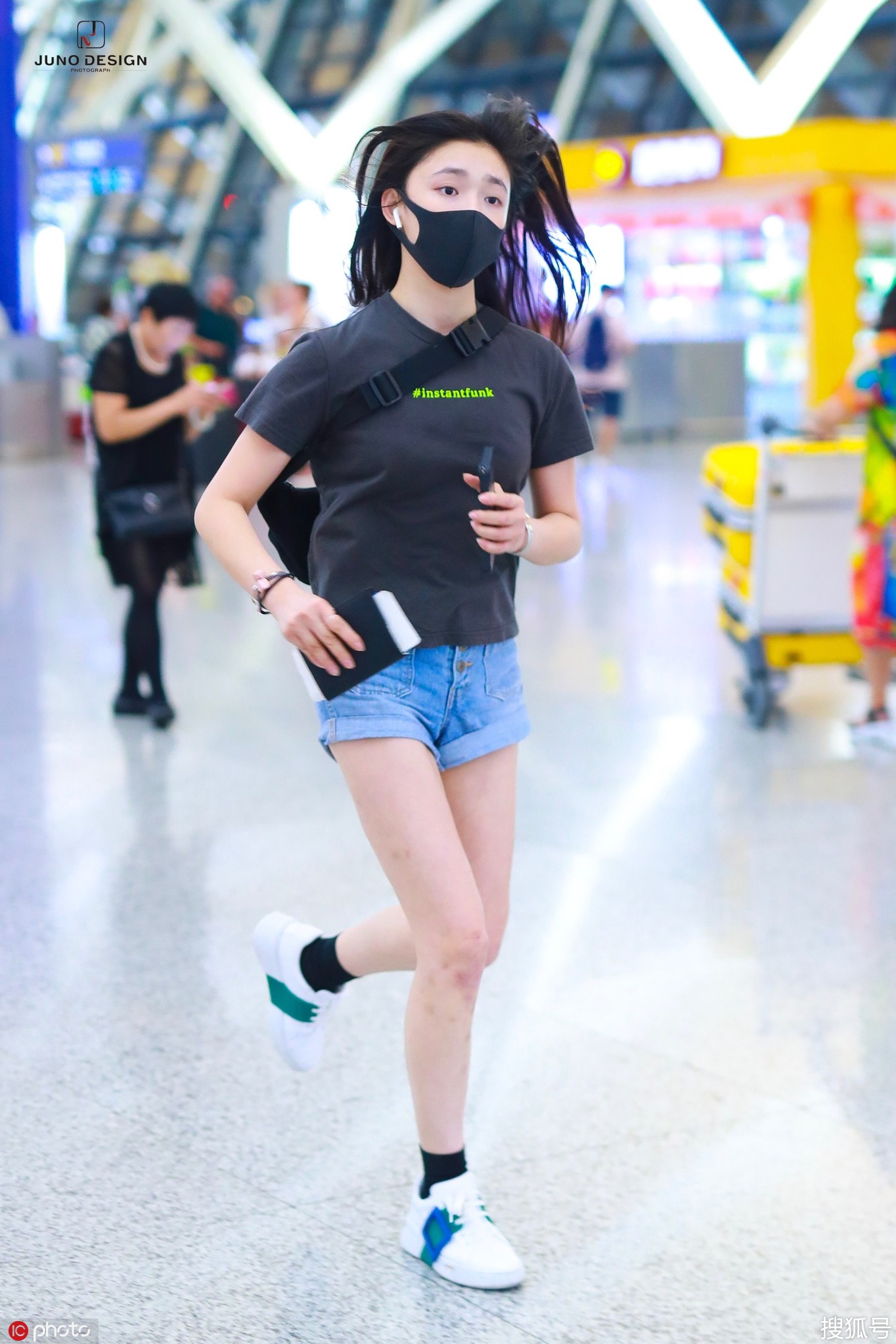 想拥有林允的活力少女感 短袜配球鞋千万要试试看