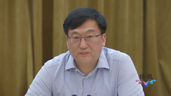 扬州市副市长丁一出席会议.