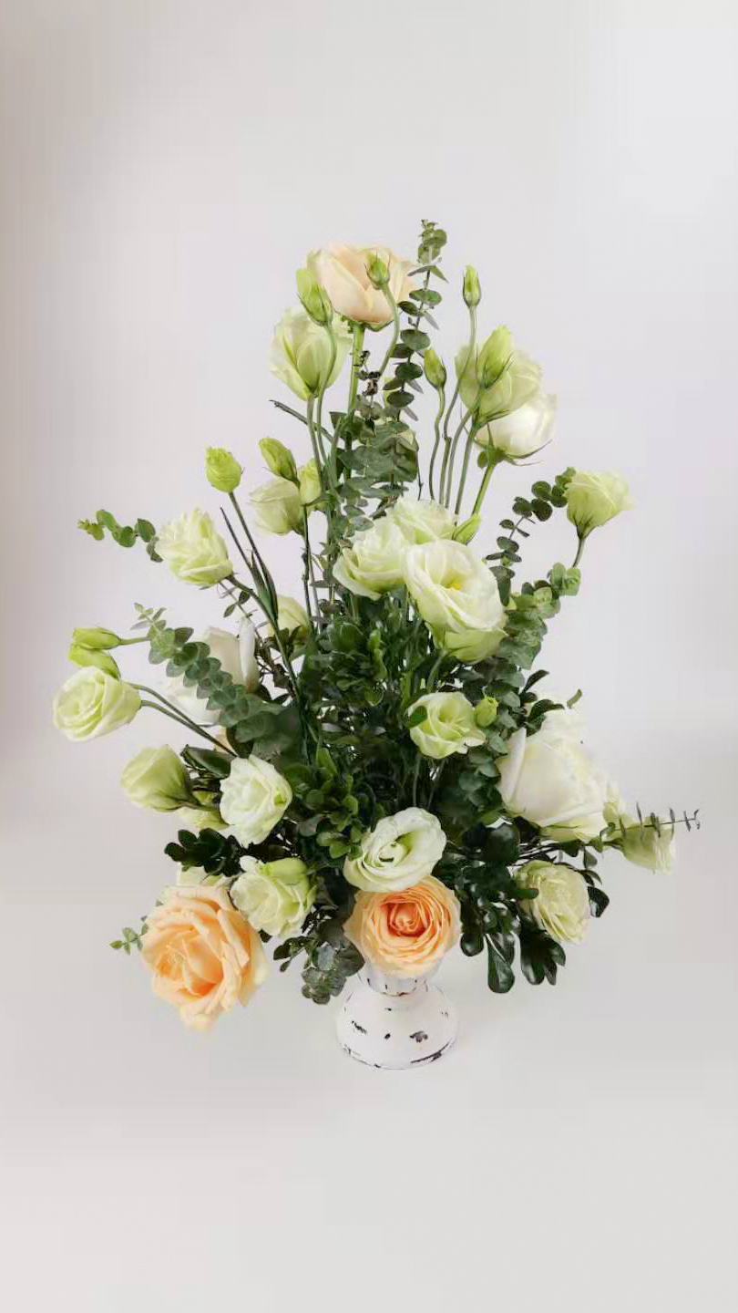 色彩色彩是构成美的重要因素,插花,尤其西式插花里特别强调色彩的运用