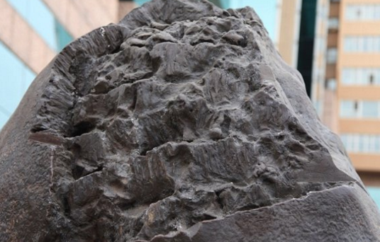 新疆阿勒泰发现了25吨的巨大陨石!