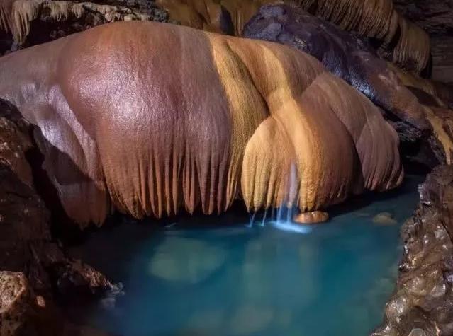 这时有利于碳酸钙在洞顶沉积,形成由上向下生长的石钟乳