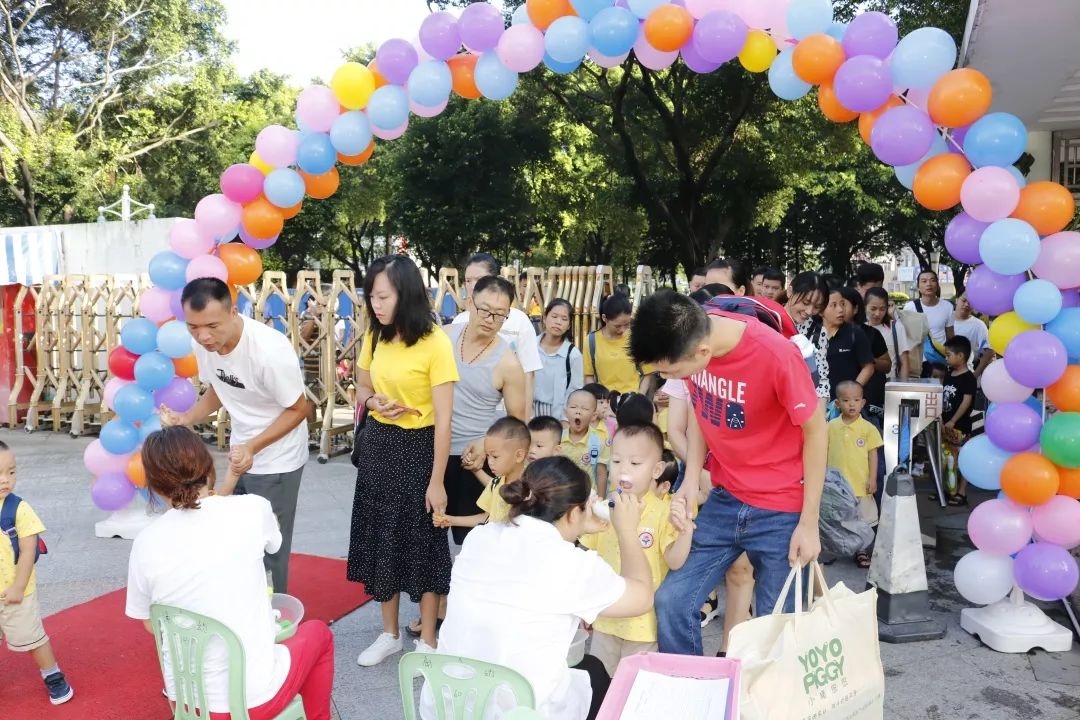 嗨翻天厚街这间幼儿园昨日开学走红毯点朱砂打泡泡战