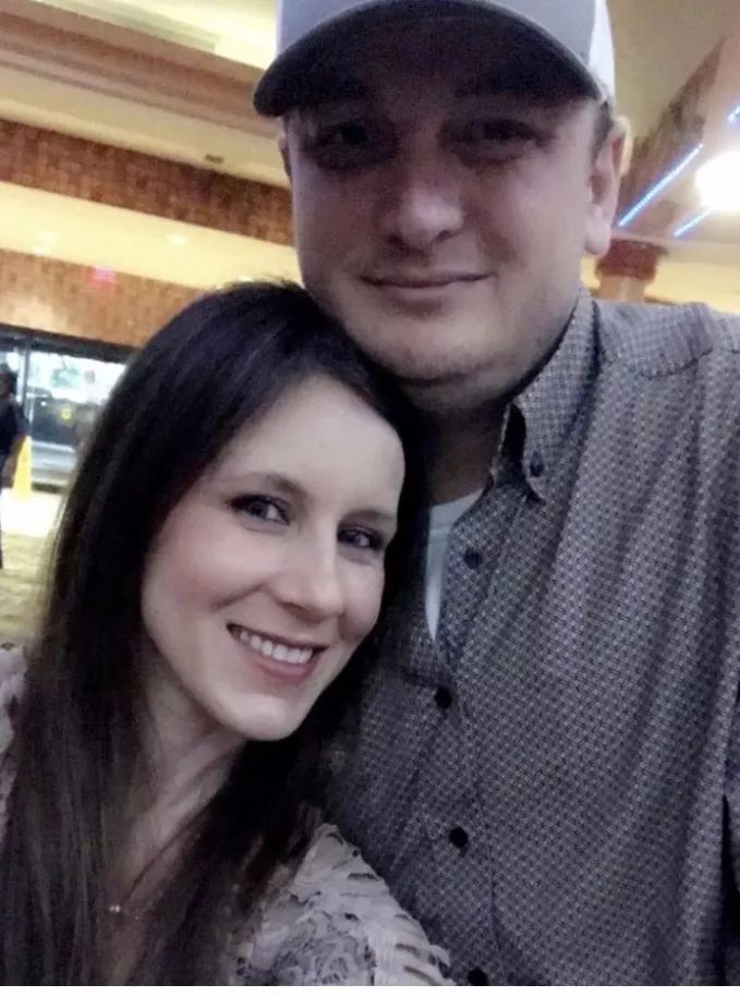 丈夫为新婚妻子剃头照火了你没头发的样子真的好美