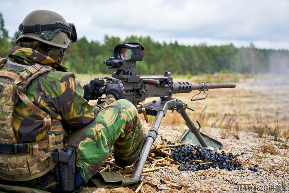 m2hb机枪上配备了较大的反射瞄准镜,提高了瞄准镜精度和反应速度.