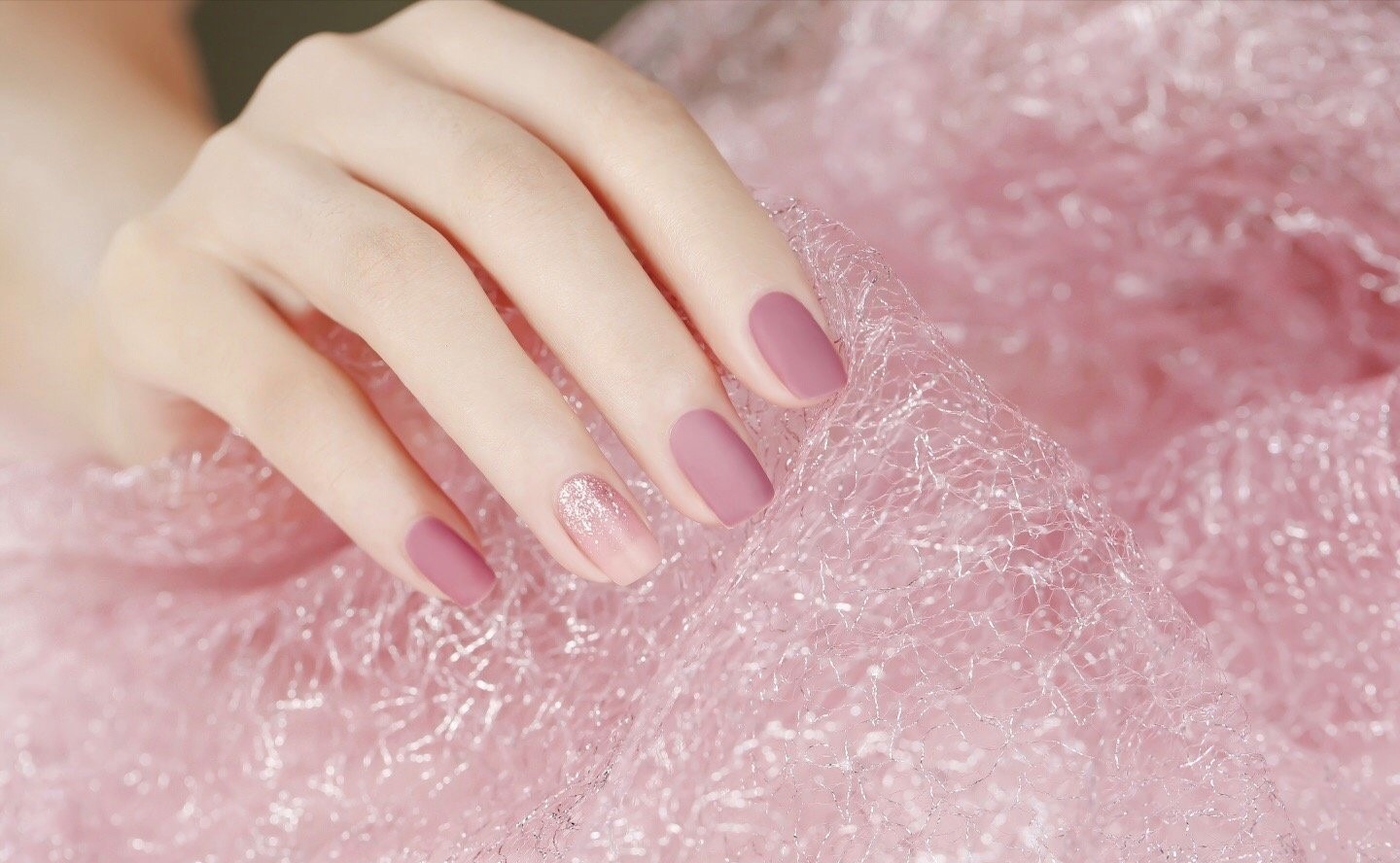 想要抓住夏天的小尾巴,还不赶紧来一款让指尖清凉的ins风美甲?