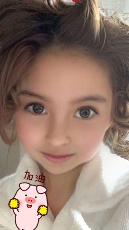 周董女儿近照曝光,大眼睛双眼皮萌翻众人,不愧是混血baby!