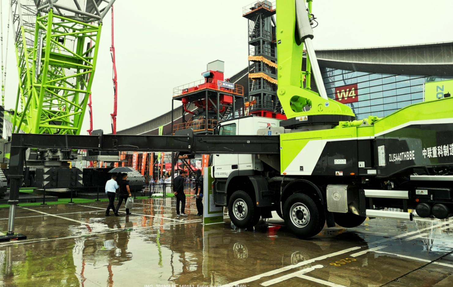 全球最长4桥63米泵车,有6节臂使用碳纤维材料,布料