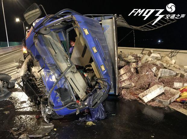 昨晚浙江高速两货车追尾翻车现场一阵浓烈腥臭味