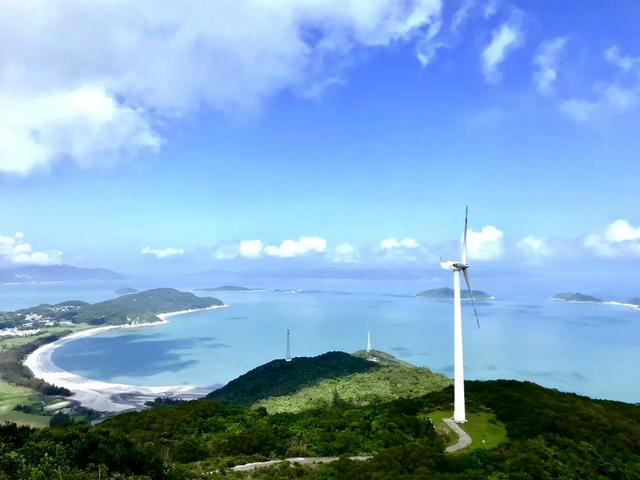 下川岛风车山的景色非常美,对面的无人小岛叫坪洲岛游览完风车山转场