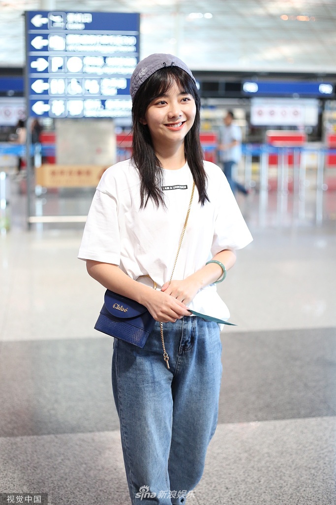 谭松韵反戴棒球帽少女感十足 可爱挡脸笑成弯弯眼心情好