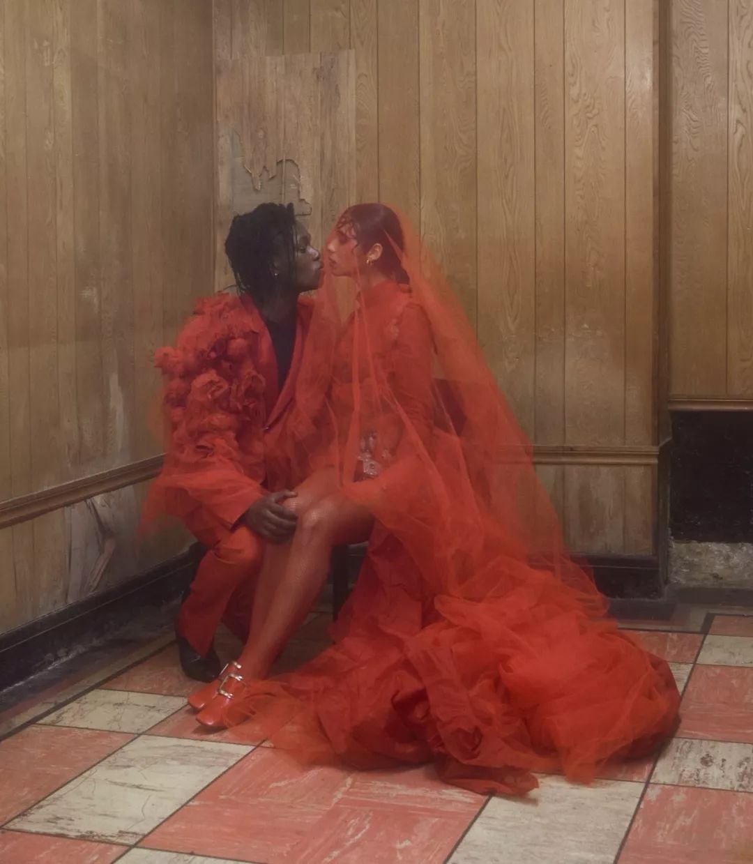 她为同性恋设计哥特式婚纱暗黑血腥又浮夸的宗教献祭风下一个鬼才加利