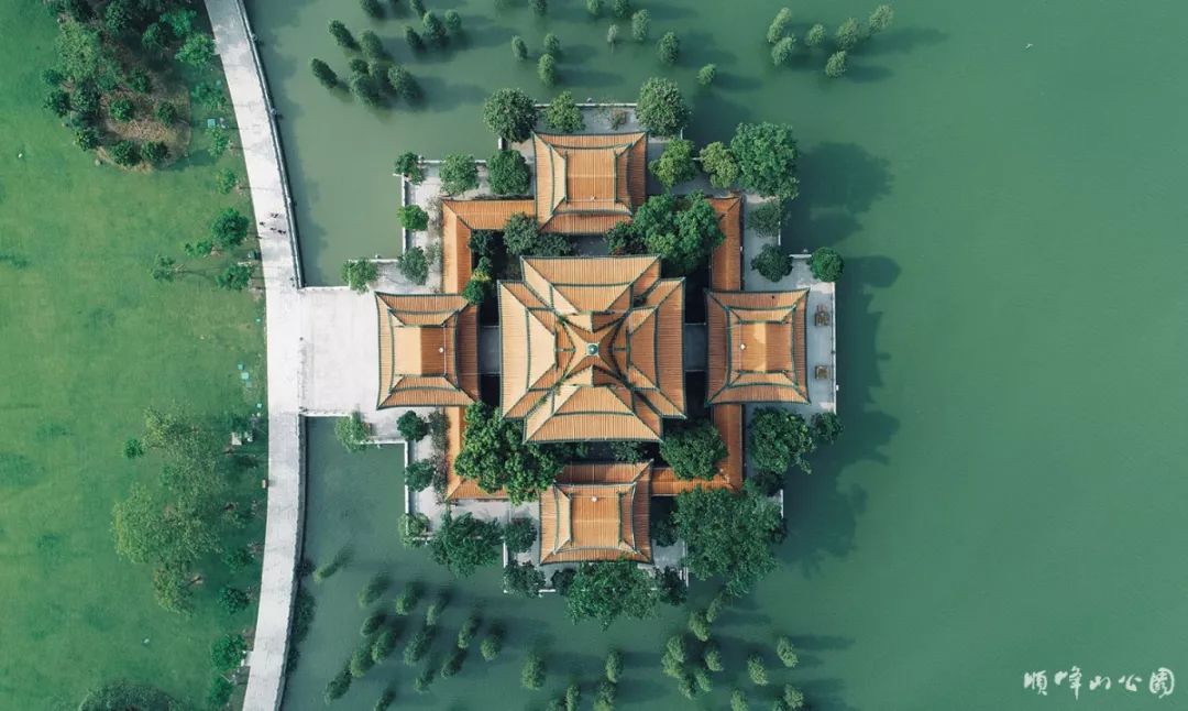 青龙阁的门楼为卷棚式重檐歇山顶,卷棚式重檐歇山顶无正脊,屋脊部位