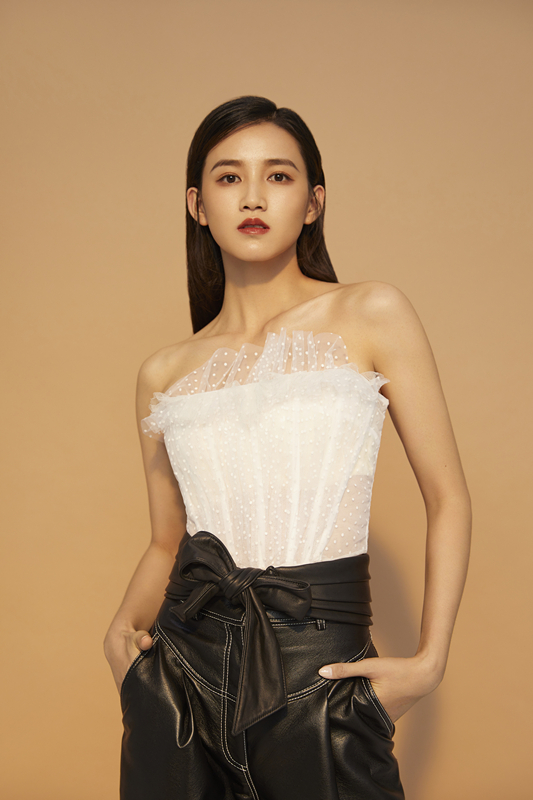 女艺人周开开性感干练气质时尚写真