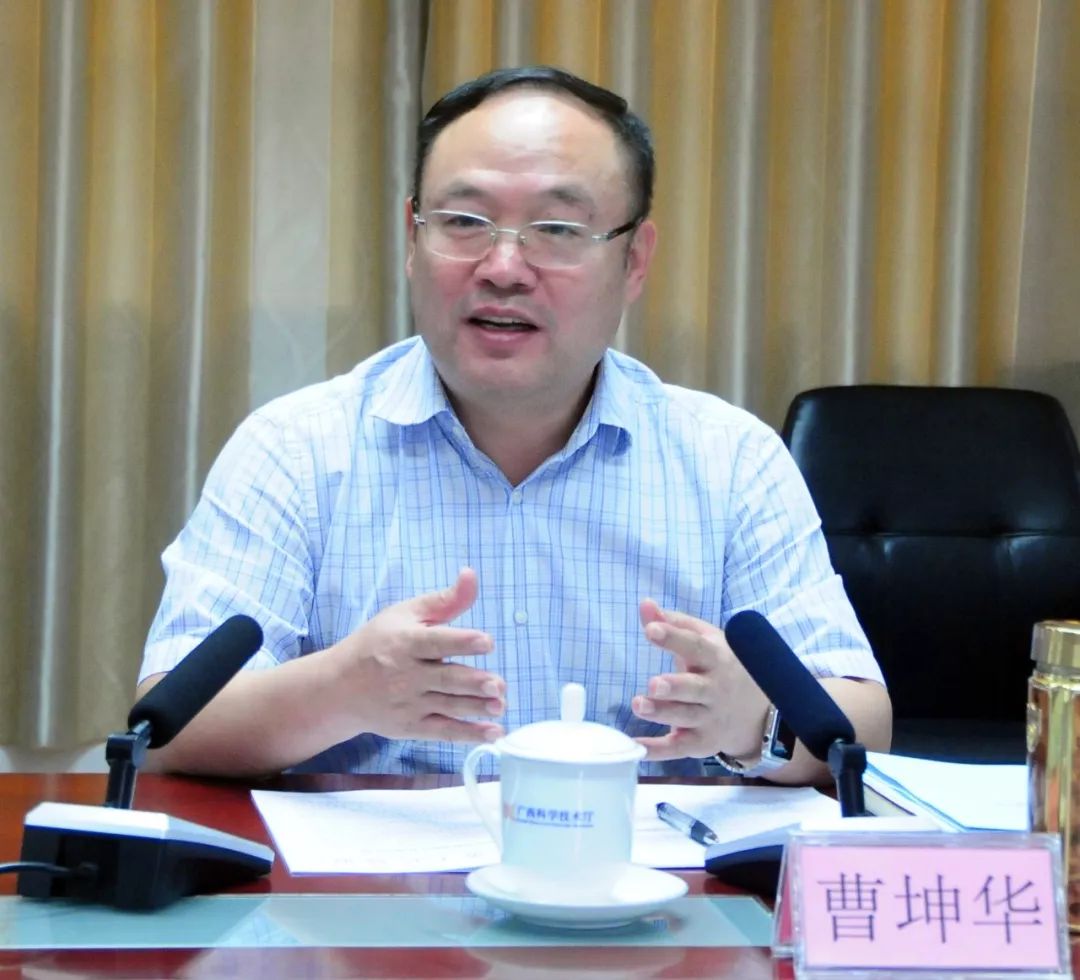 曹坤华代表科技厅对梧州市长期以来给予广西科技工作的支持表示感谢.