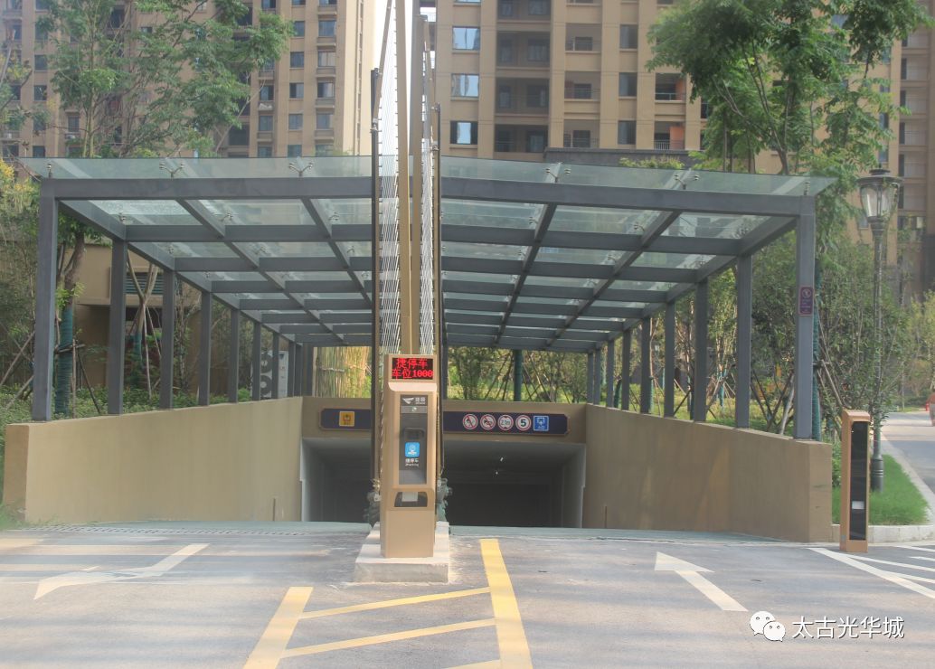 地下车库双车道顺利实现人车分流地下车位充足地面宽敞整洁灵敏的感应