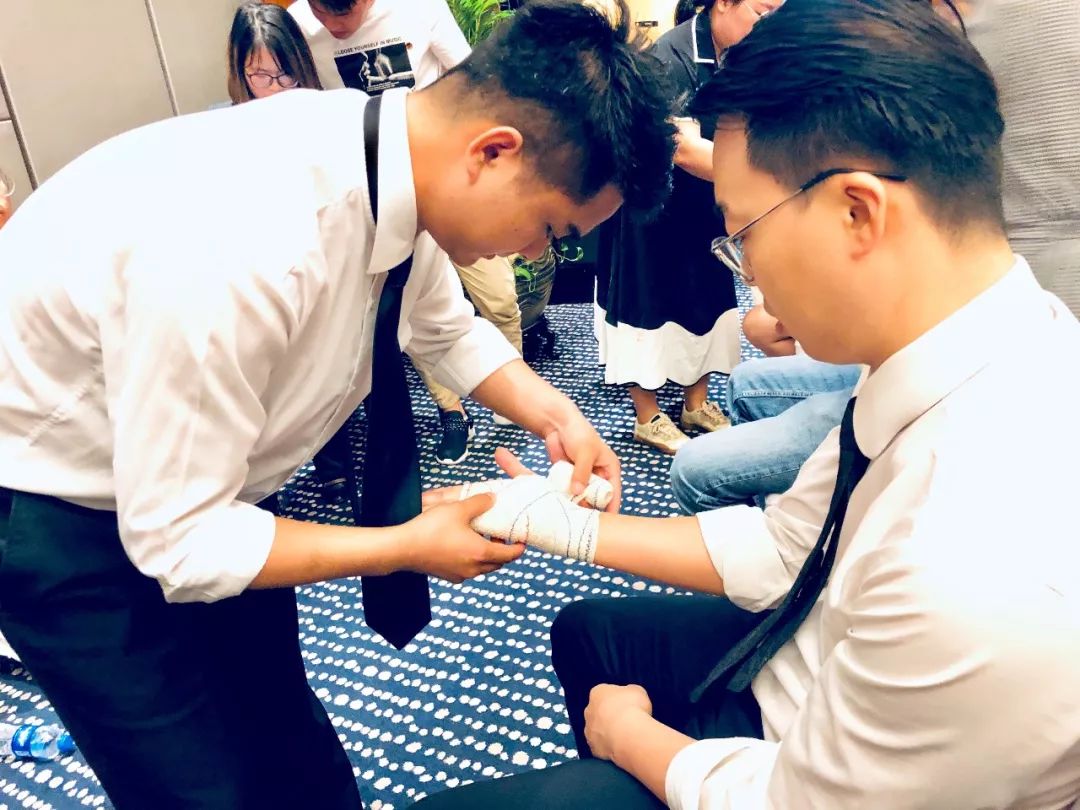 在老师们的指导下,每位学员都学会了心肺复苏,伤口包扎等实际操作