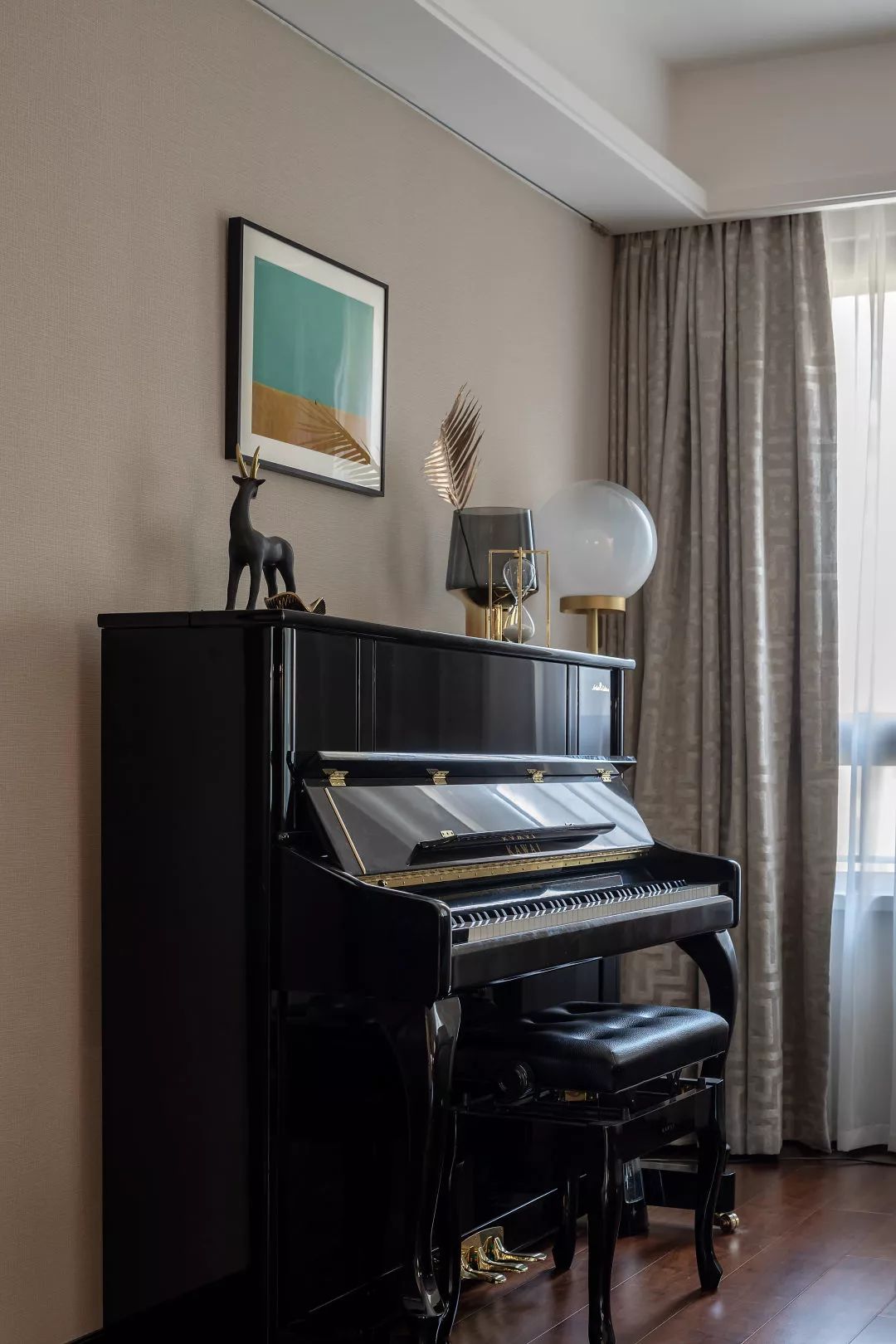 钢琴的设立,使得客厅空间更具氛围感
