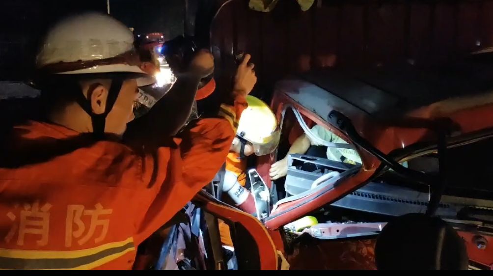 1救援现场8月24日23时58分,柘城消防大队指挥中心接到报警称,s210