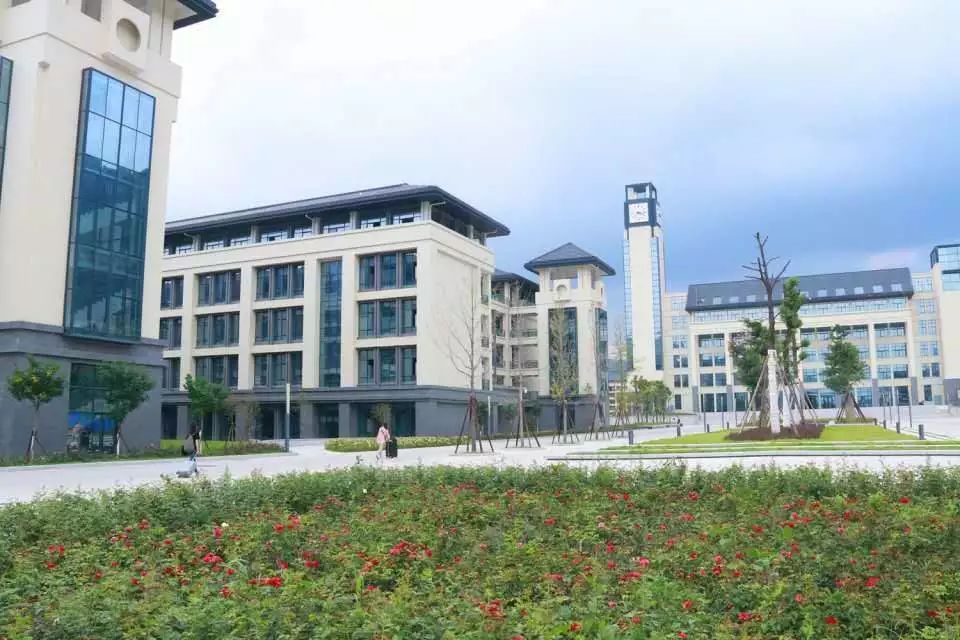 正是游览福建农林大学东方学院(福州工商学院)的美好时刻阳光正好