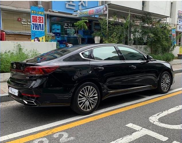 海外街拍起亚全新轿车,堪称"黑武士",修长车身,网友:太帅了