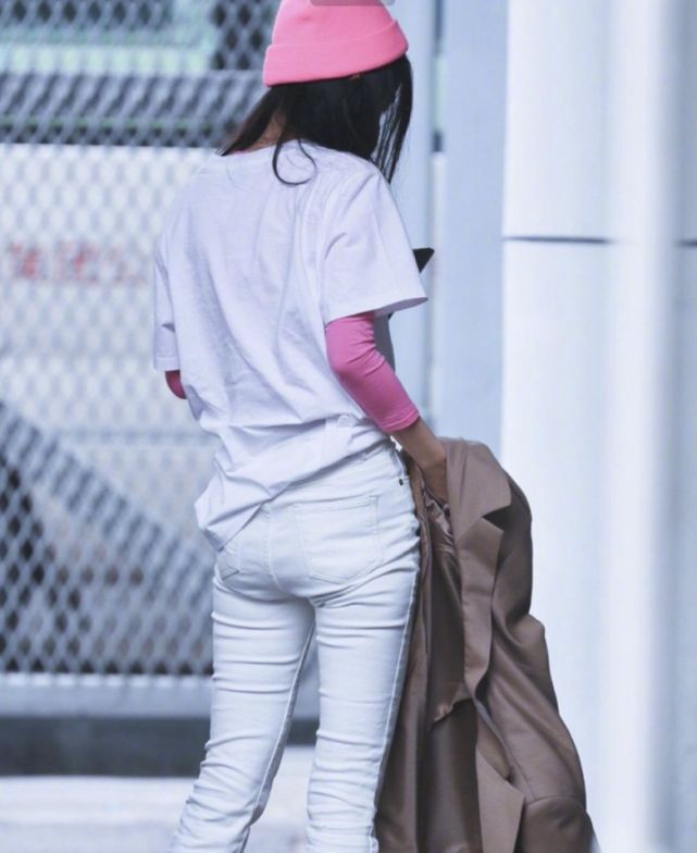 杨幂近照曝光穿白裤子暴露身材缺陷网友像个妈妈了