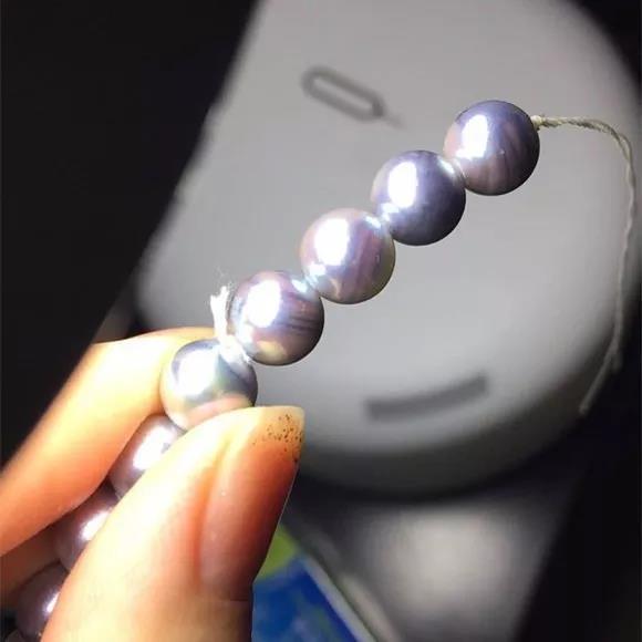 如果打孔处就有裂纹或脱皮的现象,那珠层铁定不厚:除了能挑到质优珍珠
