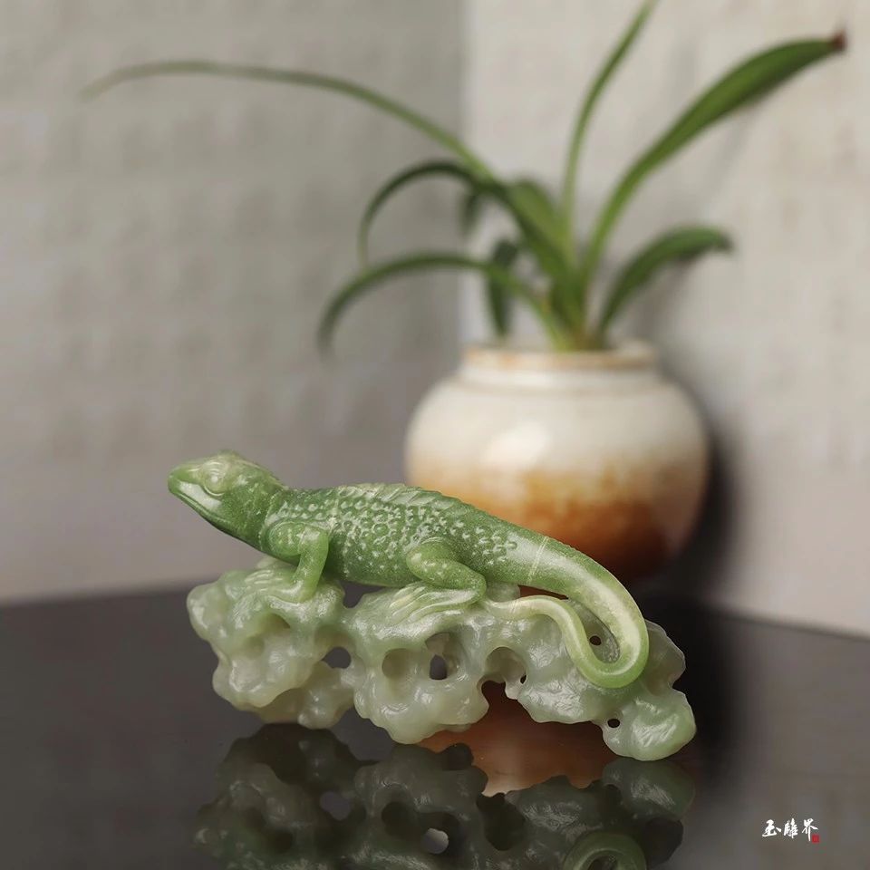 逼真写实的雕刻玉雕苦瓜细致到每一条纹路