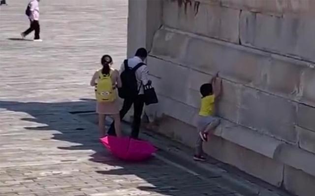 男子在故宫随地小便,老婆孩子在身旁看,做人要知羞耻要脸面!_大小便